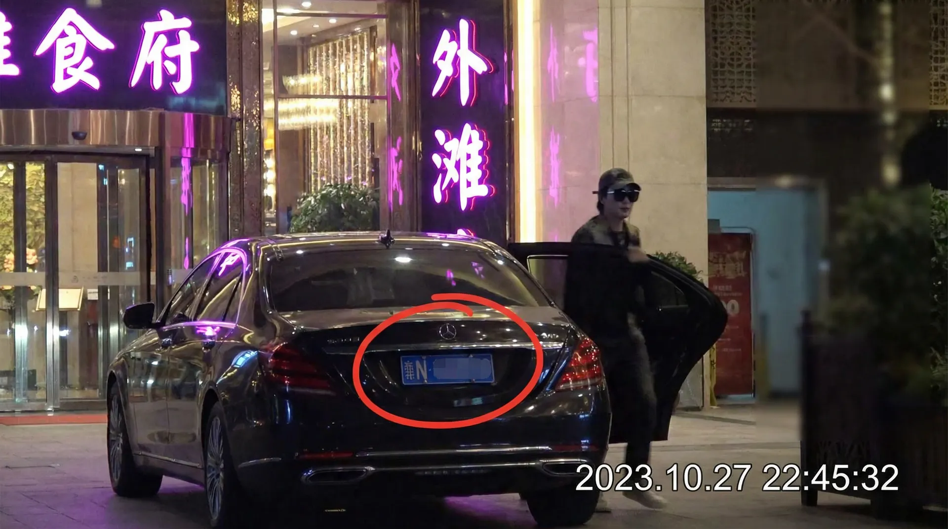 bob半岛平台体育网站 - 豪车餐厅外偷拍